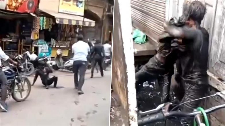 Viral Video: नाले के अंदर दो लोगों में हुआ जबरदस्त घमासान, एक-दूसरे पर जमकर बरसाए लात घूसे और फिर...