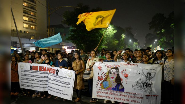RG Kar Case: कोलकाता रेप-मर्डर केस पर बढ़ा बवाल, आज दुर्गा पंडालों में पर्चे बांटेंगे जूनियर डॉक्टर्स