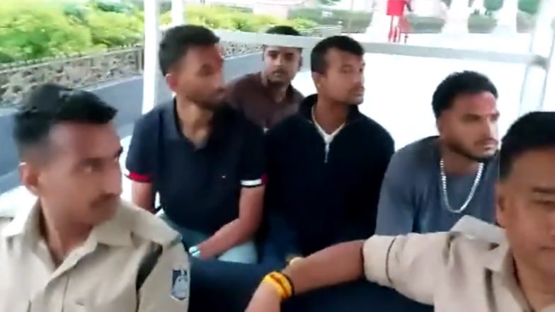मयंक अग्रवाल, प्रसिद्ध कृष्णा और विशक विजय कुमार ने उज्जैन में श्री महाकालेश्वर मंदिर के दर्शन किए (वीडियो देखें)