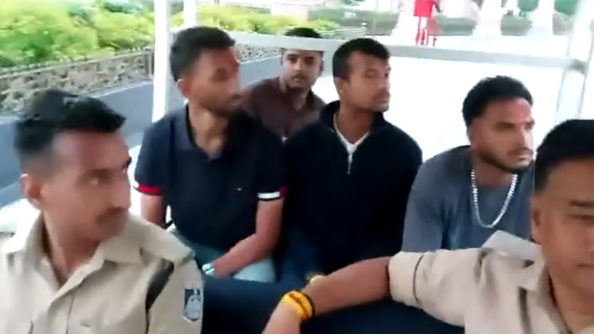मयंक अग्रवाल, प्रसिद्ध कृष्णा और विशक विजय कुमार ने उज्जैन में श्री महाकालेश्वर मंदिर के दर्शन किए (वीडियो देखें)