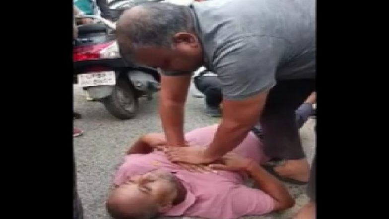VIDEO: देवरिया में स्कूटी पर बैठे शख्स को आया हार्ट अटैक, दारोगा CPR देकर ऐसे बचाई जान, देखें वीडियो