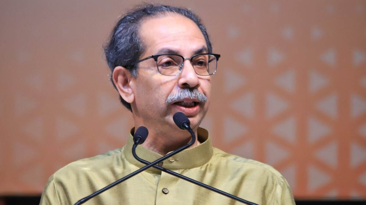 उद्धव ठाकरे और राज ठाकरे विवाह समारोह में एक साथ नजर आए