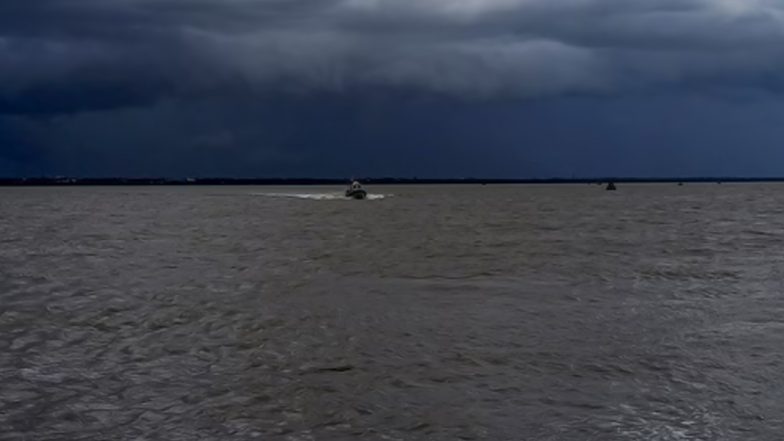 Cyclone Coming? बंगाल की खाड़ी के ऊपर मंडरा रहा चक्रवात का खतरा; इन राज्यों में बारिश का अलर्ट | Video