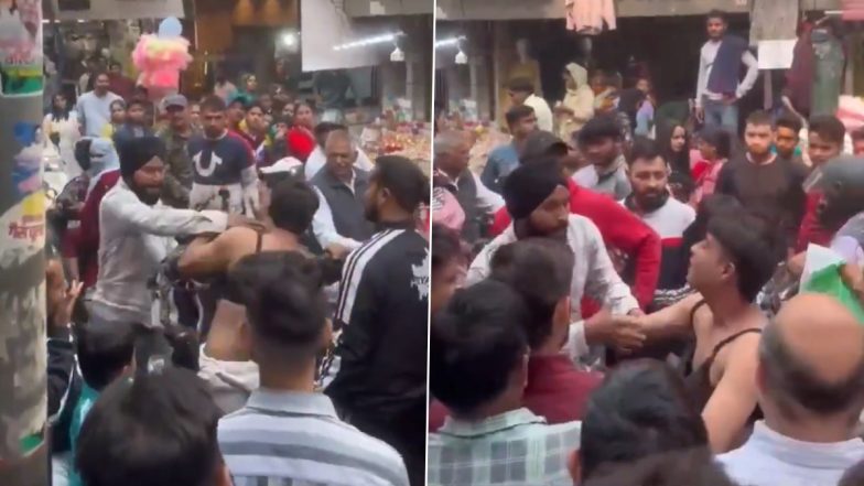 Bra-Donned Man Thrashed: ब्रा पहनकर अश्लील रील बनाने वाले व्यक्ति की पानीपत में दुकानदारों ने की पीटाई, देखें वायरल वीडियो
