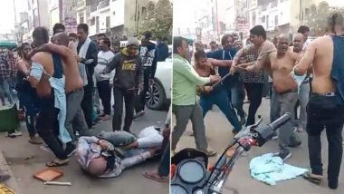 VIDEO: दुकान के बाहर सामान रखने को लेकर बवाल, व्यापारियों ने बीच सड़क पर किया कपड़ा फाड़ युद्ध; यूपी के औरेया का वीडियो वायरल