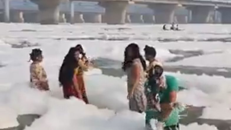 VIDEO: यमुना में छठ पूजा मनाने पहुंची महिलाएं, झाग वाले जहरीले प्रदूषित पानी से कर रही है स्नान