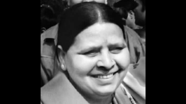 Bihar Politics: पटना में राबड़ी देवी के आवास के बाहर लगे पोस्टर, नीतीश सरकार पर गंभीर आरोप