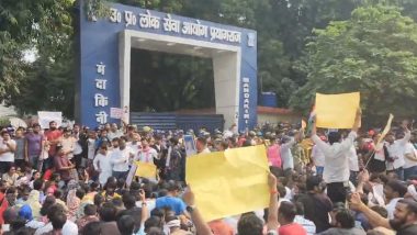 Prayagraj Student Protest: प्रयागराज में UPPSC ऑफिस के बाहर प्रोटेस्ट कर रहे 10 छात्रों पर FIR, प्रदर्शन स्थल पर पुलिस, PAC और RAF तैनात (Watch Video)