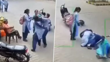 Viral Video: बीच सड़क पर छात्राओं के बीच जमकर मारपीट, चाचा कुर्सी पर बैठकर लेते रहे झगडे का मजा, सोशल मीडिया वायरल हुआ वीडियो