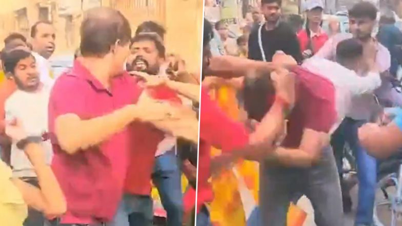 VIDEO: वृंदावन में दुकानदारों और श्रद्धालु के बीच हुई जमकर मारपीट, बीच सड़क पर लड़ाई होने से लोगों में मची अफरा तफरी, वीडियो आया सामने