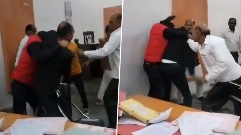 VIDEO: झांसी SDM कोर्ट बना जंग का मैदान, दो पक्षों में जमकर हुई मारपीट, सोशल मीडिया पर वीडियो वायरल