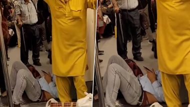 Man Relaxing on Floor of Delhi Metro: मेट्रो के फर्श पर आराम से बैठकर फोन इस्तेमाल करते हुए व्यक्ति का वीडियो वायरल, भड़के लोग