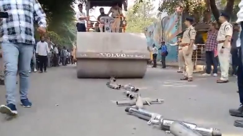 Video: बाइक में पटाखे जैसी तेज आवाज करनेवाले वाहन चालकों पर कार्रवाई, इंदौर पुलिस ने 500 साइलेंसरों पर चलवाया बुलडोज़र
