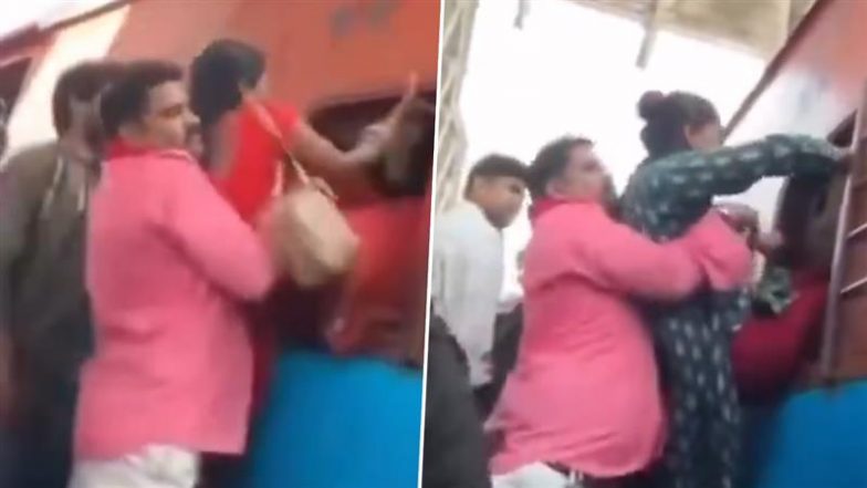 Viral Video: कुली ने भीड़- भाड़ वाली ट्रेन में यात्रियों को खिड़की से गाड़ी के अंदर बैठाया, इंटरनेट पर वीडियो वायरल