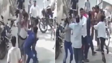 Ghaziabad Fight Video: गली से जाने को लेकर दो गुटों में हुआ विवाद, एक दुसरे पर बरसाएं घुसे, जमकर हुई मारपीट, गाजियाबाद का वीडियो आया सामने