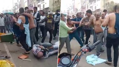 Auraiya Fight Video: यूपी के औरैया में दुकान के एक बाहर सामान रखने को लेकर दो व्यपारियों में बीच सड़क पर मारपीट, जमकर चले लात घूंसे