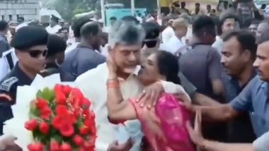 Chandrababu Naidu Viral Video: आंध्र प्रदेश के सीएम चंद्रबाबू नायडू को एक महिला ने सरेआम Kiss करने की कोशिश की, देखें वीडियो