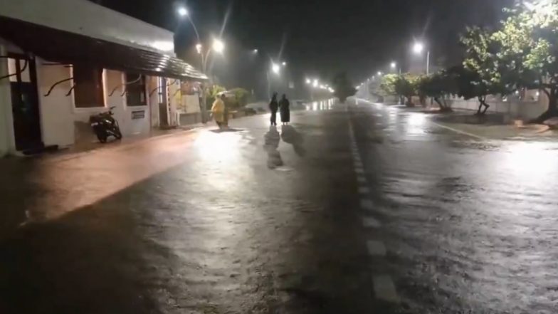 Cyclone Fengal Update: चक्रवात फेंगल के लैंडफॉल के बाद पुडुचेरी में तेज हवाओं के साथ भारी बारिश; देखें VIDEO