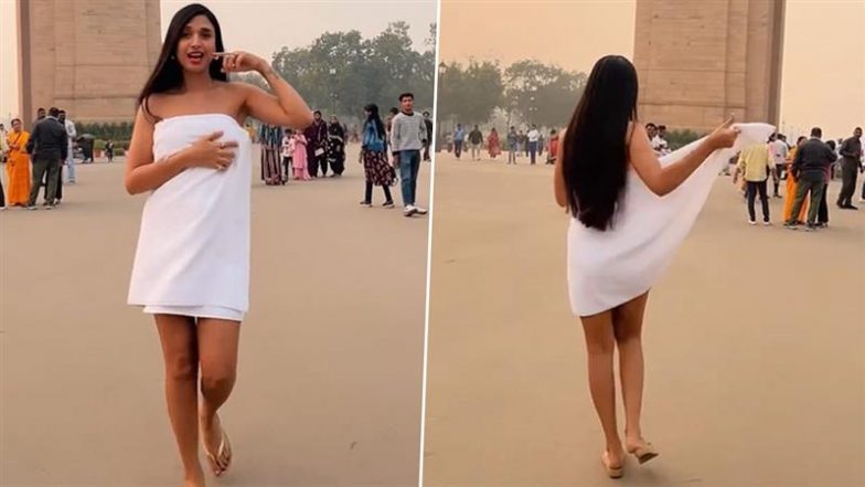 सफेद तौलिए में इंडिया गेट के सामने लड़की ने किया डांस, Viral Video देख छूटे लोगों के पसीने