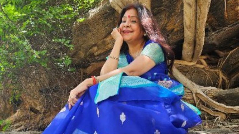 Folk Singer Malini Awasthi: लोक गायिका मालिनी अवस्थी ने बंदर और भालू को लिया गोद, चिड़ियाघर को सौंपा 1.5 लाख रुपये का चेक
