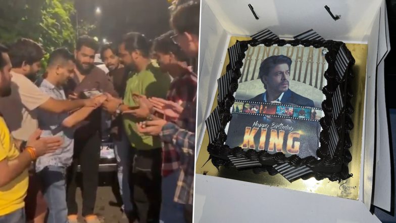 Shah Rukh Khan&rsquo;s Birthday Celebration Outside Mannat: मन्नत के बाहर शाहरुख खान के जन्मदिन का दिखा जश्न फैंस ने गाया गाना, केक काटा और 'किंग' के प्रति जताया अटूट प्यार दिखाया (Watch Video)