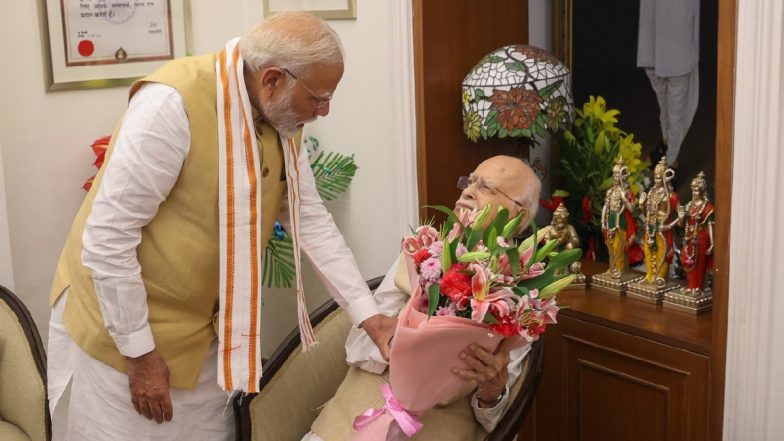 PM Modi wishes LK Advani Birthday: लालकृष्ण आडवाणी के घर पहुंचे प्रधानमंत्री मोदी, जन्मदिन पर दीं शुभकामनाएं, देखें तस्वीर
