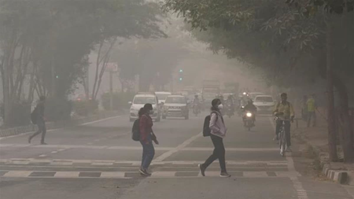 Delhi Air Pollution: दिल्ली में बारिश ने बढ़ाई ठंड लेकिन हवा में कोई सुधार नहीं; अभी भी गंभीर श्रेणी में AQI