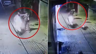 VIDEO: मेरठ में थप्पड़बाज स्कूटी सवार का आतंक, गाड़ी से जाते हुए राह चलते लोगों को मारता है थप्पड़, वीडियो आया सामने