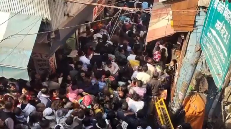 VIDEO: मथुरा के वृंदावन में बांके बिहार मंदिर में भक्तों की उमड़ी भीड़, अमावस्या के चलते सुबह से ही दर्शन के लिए पहुंच रहे है लोग
