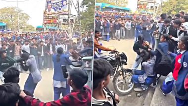 Viral Video: लड़कियों में बीच सड़क पर WWE! छात्राओं के बीच जमकर मारपीट, कुछ छात्र कर रहे है डांस, वायरल हुआ वीडियो