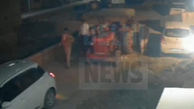 Tractor Theft Caught on Camera: दिल्ली में 6 चोर कार से रणहौला थाना क्षेत्र में खड़ी गाड़ी को धक्का देकर ट्रैक्टर चुरा ले गए, वीडियो आया सामने