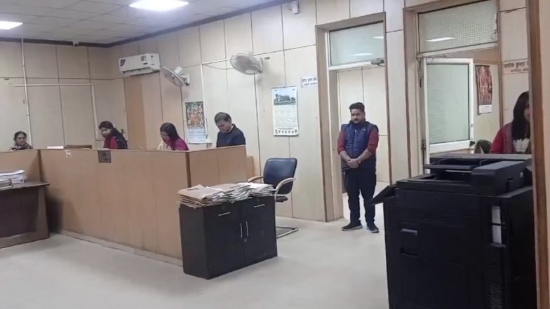 &lsquo;Stand Up&rsquo; Punishment for Noida Authority Staff: फ़ाइल पास कराने के लिए बुजुर्ग दंपत्ति को खाने पड़े धक्के, नाराज़ CEO ने कर्मचारियों को आधे घंटे खड़े होने का दिया आदेश (देखें वीडियो)