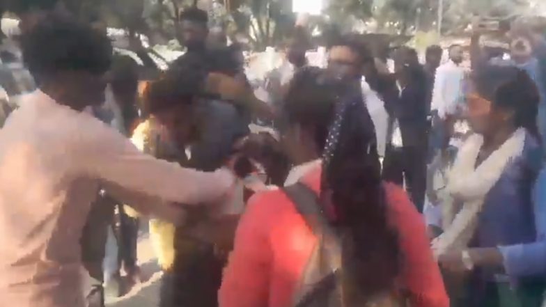 VIDEO: मुरादाबाद में युवतियों ने छेड़खानी करनेवाले मनचले को सिखाया सबक, छात्राओं ने चप्पल से पीटा