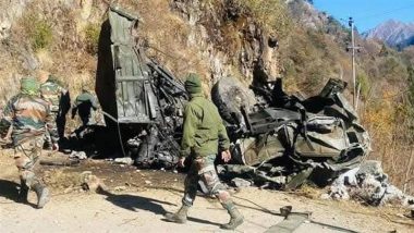 Poonch Accident: जम्मू कश्मीर के पुंछ में खाई में गिरा सेना का वाहन, 5 जवान शहीद; आतंकी पहलू से इनकार (Watch Video)