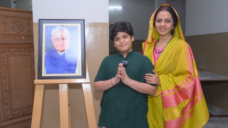अभिनेत्री नेहा जोशी और आयुध भानुशाली ने श्री अटल बिहारी वाजपेयी की जन्मस्थली ग्वालियर में एण्डटीवी के शो ‘अटल’ की पहली सालगिरह मनाई