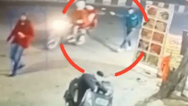 Phone Snatching in Ghaziabad: मोदी नगर में बाइक सवार बदमाशों ने छात्र का फोन छीना, वीडियो आया सामने