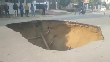 Lucknow Road Collapse Video: लखनऊ के विकास नगर में मेन रोड पर धंसी सड़क, बाल-बाल बचे राहगीर; घटना का भयावह वीडियो आया सामने