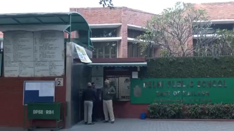 Delhi School Bomb Threat: दिल्ली के स्कूलों को फिर मिली बम से उड़ाने की धमकी, 4 संस्थानों को आया ईमेल, सर्च ऑपरेशन जारी; VIDEO