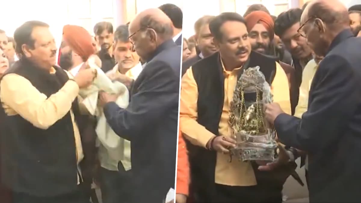 Sharad Pawar Birthday: शरद पवार हुए 84 साल के, केक काटकर कुछ इस तरह मनाया जन्मदिन, देखें VIDEO