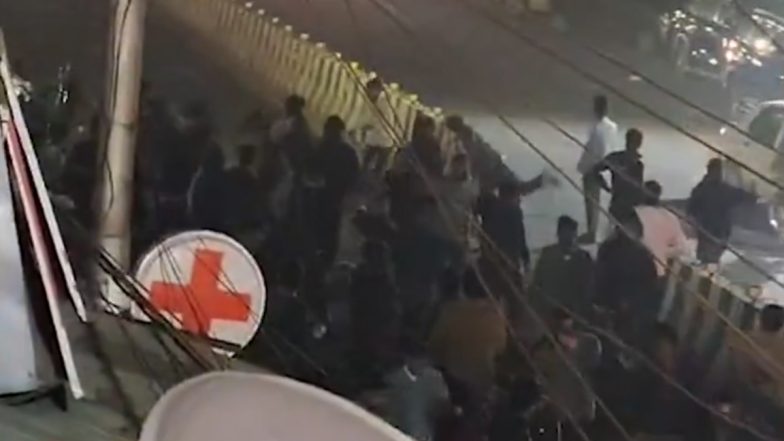 VIDEO: लखनऊ में शादी में फ्री खाना खाने पहुंचे छात्र, मना करने पर भड़के, फिर चले बम और गोलियां! देखें हैरान कर देने वाला वीडियो