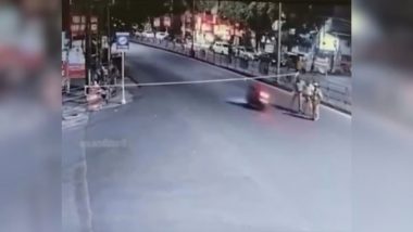 Accident Video: रोड पर बंधी रस्सी से टकराकर गिरा बाइकर, भयानक हादसा सीसीटीवी में कैद, देखें वीडियो