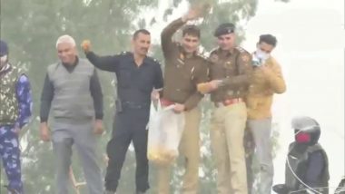 VIDEO: पुलिस ने किसानों पर बरसाए फूल, विरोध प्रदर्शन के दौरान शंभू बॉर्डर दिखा अनोखा नजारा