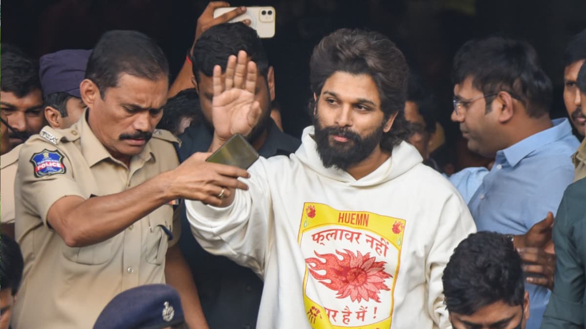 Allu Arjun: हैदराबाद में एक्टर अल्लू अर्जुन के घर पर हमला, उपद्रवियों ने फेंके पत्थर, पुलिस बोली शिकायत के बाद होगी कार्रवाई