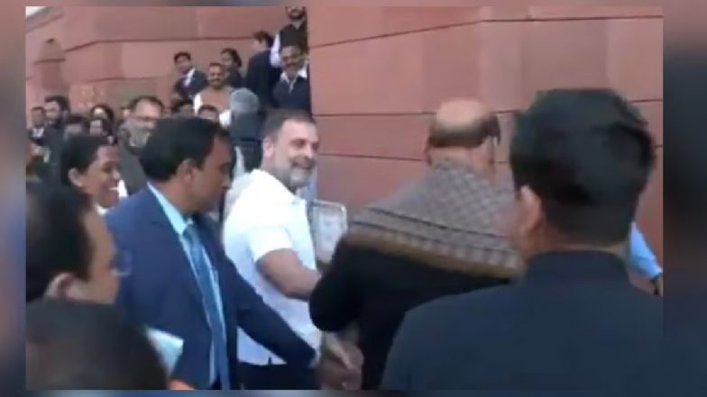 VIDEO: राहुल गांधी ने रक्षा मंत्री राजनाथ सिंह को दिया गुलाब और तिरंगा, वीडियो में देखें अनोखा विरोध प्रदर्शन
