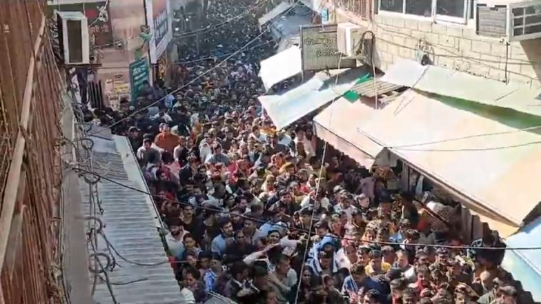 VIDEO: गणतंत्र दिवस के मौके पर वृंदावन के बांके बिहारी मंदिर में उमड़ा भक्तों का जनसैलाब, काफी दूर तक लगी है लाइन, देखें वीडियो