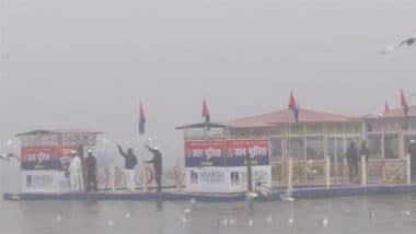 Floating Police Station at Maha Kumbh 2025: महाकुंभ मेले में यूपी पुलिस ने भक्तों की मदद के लिए विशेष फ्लोटिंग पुलिस चौकी का निर्माण किया (देखें वीडियो)