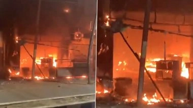 VIDEO: आगरा के फतेहाबाद में बीकानेर स्वीट हाउस में लगी भीषण आग, दूकान समेत लाखों का माल जलकर राख, वीडियो आया सामने