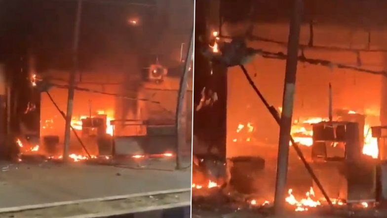VIDEO: आगरा के फतेहाबाद में बीकानेर स्वीट हाउस में लगी भीषण आग, दूकान समेत लाखों का माल जलकर राख, वीडियो आया सामने