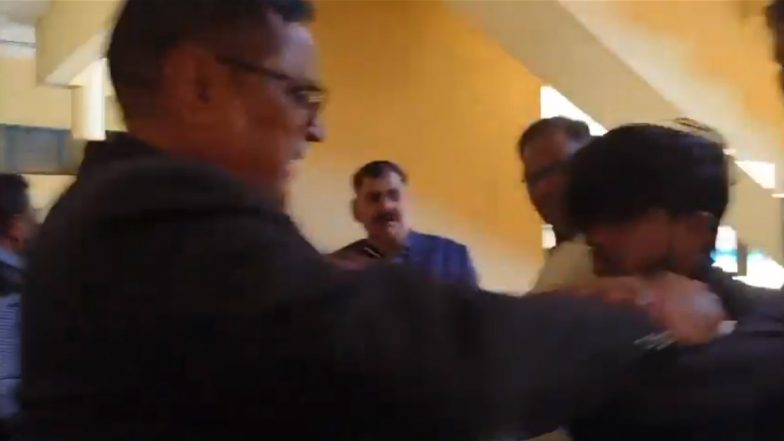 VIDEO: सोनभद्र में स्टूडेंट्स और प्रोफेसर के बीच प्रैक्टिकल के मार्क्स को लेकर हुई हाथापाई, काशी विद्यापीठ का वीडियो आया सामने