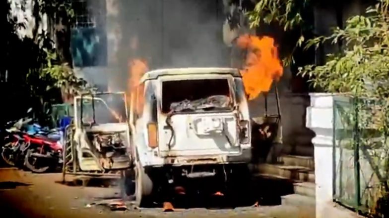 VIDEO: भोपाल के कलेक्टर ऑफिस में पहुंचा शख्स, शिकायत पर सुनवाई नहीं होने से गुस्साएं शख्स ने वाहन को लगा दी आग, परिसर में मची अफरा तफरी